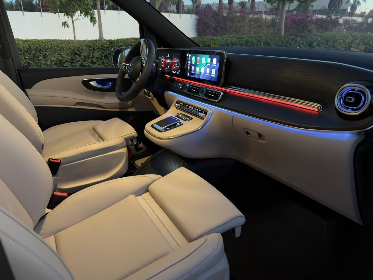 Photo 2 de Mercedes Classe V avec chauffeur – Déplacements professionnels & transferts