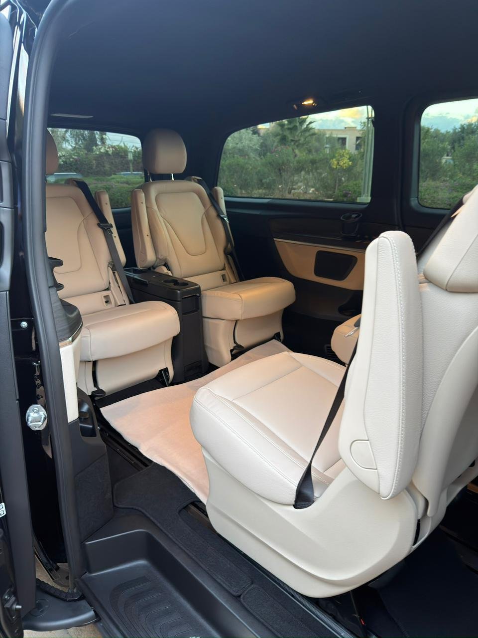 Photo 3 de Mercedes Classe V avec chauffeur – Déplacements professionnels & transferts