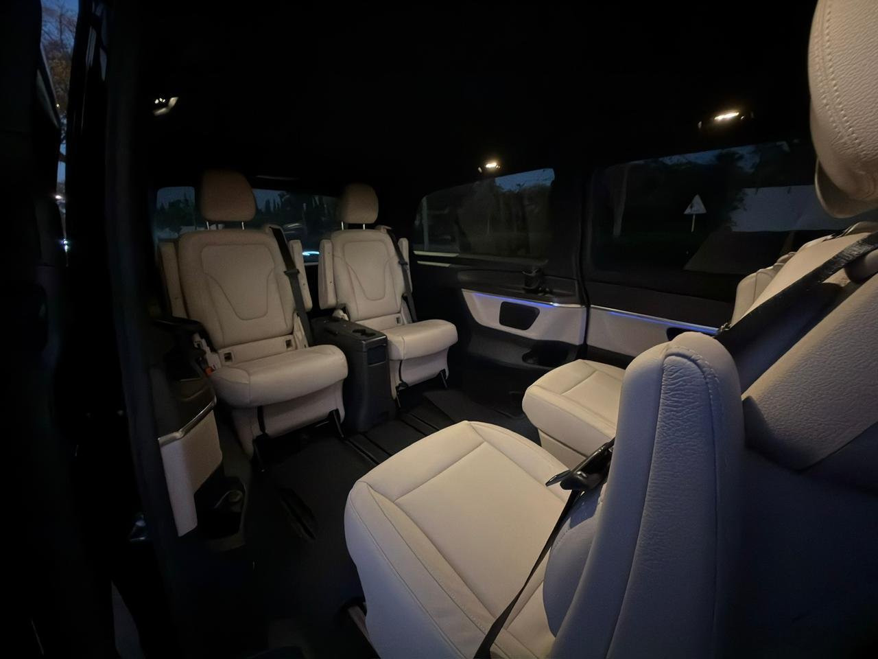 Photo 4 de Mercedes Classe V avec chauffeur – Déplacements professionnels & transferts