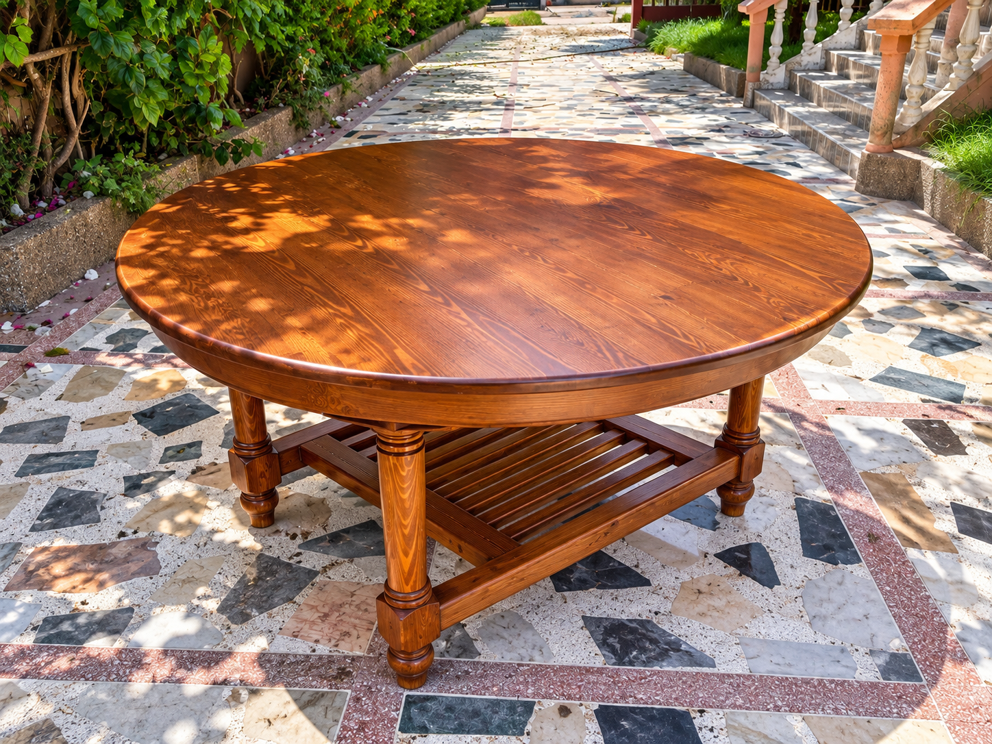 Photo 3 de Table ronde en bois rouge sur mesure – Neuve – Dar Bouazza
